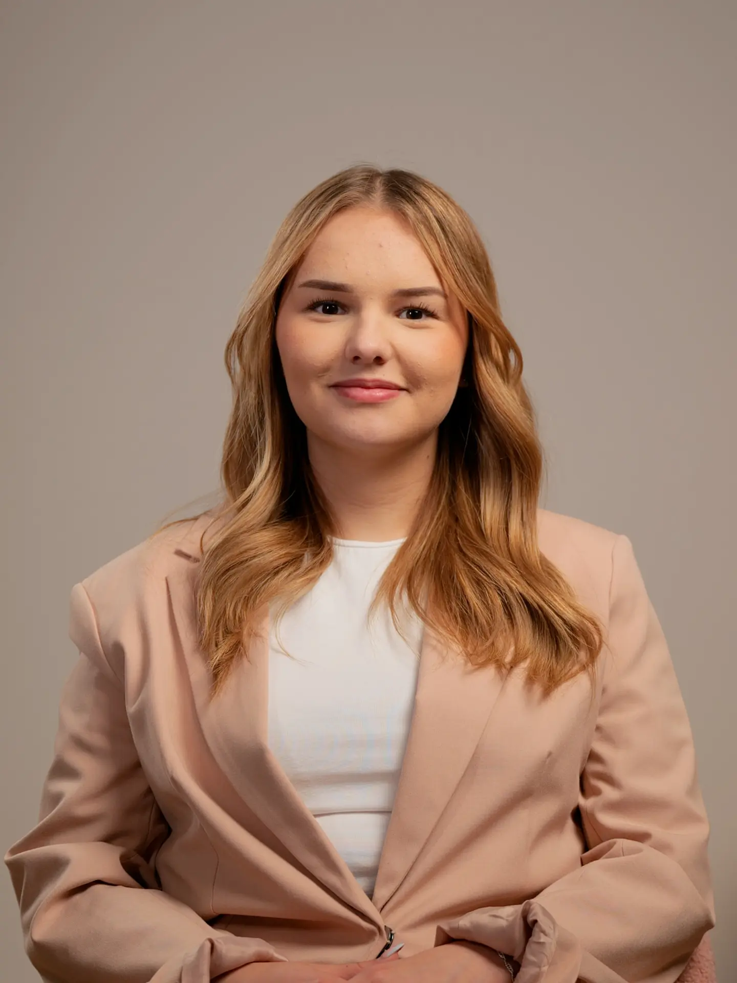 Sabrina Poser Friseur Herford Team Estella Lider Portrait