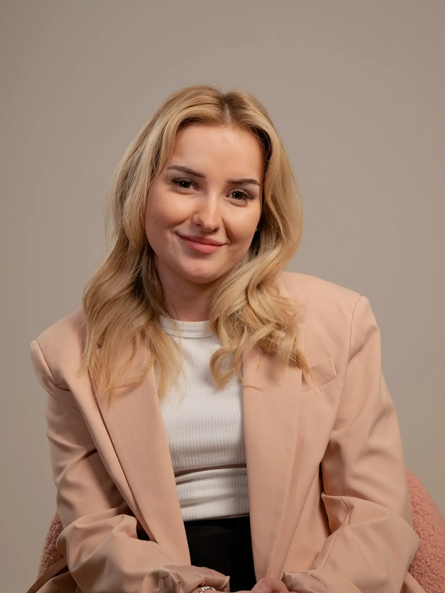 Sabrina Poser Friseur Herford Team Lisa Kahriev Portrait